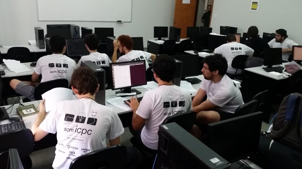 Lembrança da maratona de programação de 2018 com alunos da Unisal