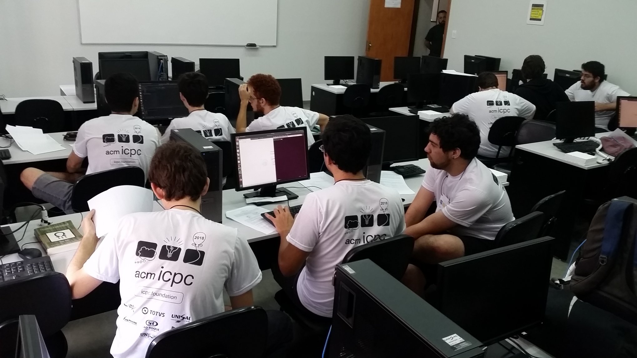 Lembrança da maratona de programação de 2018 com alunos da Unisal