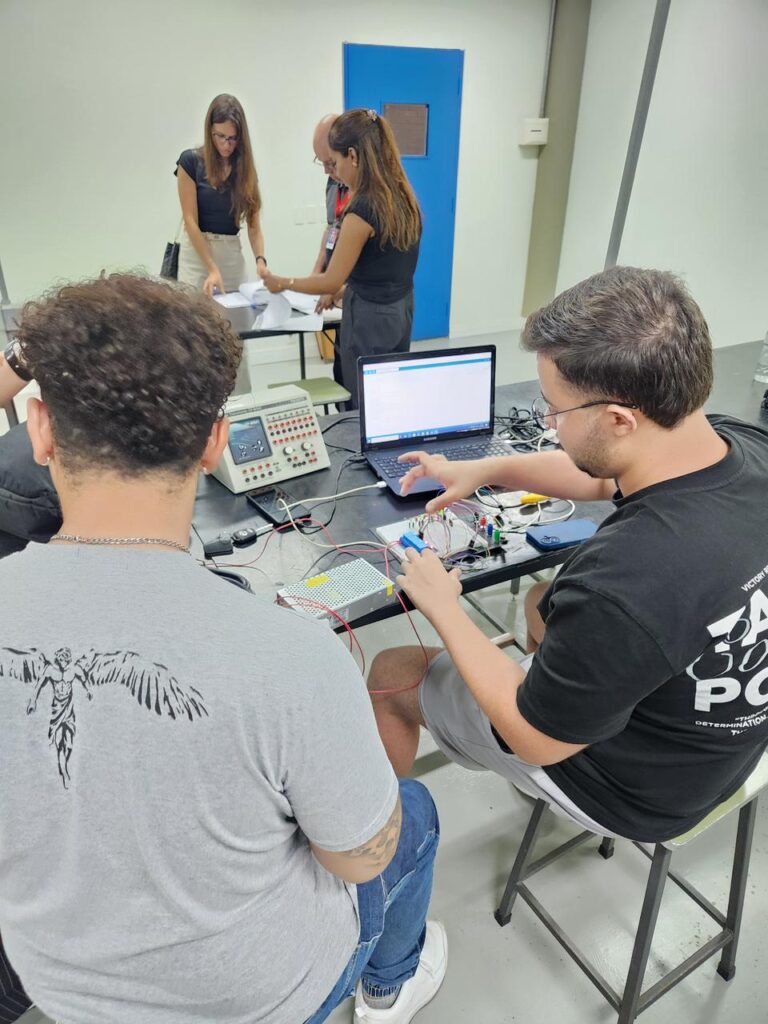 Estudantes em atividade de laboratório da unidade do UNISAL Campinas