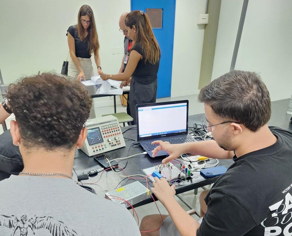 Estudantes em atividade de laboratório da unidade do UNISAL Campinas